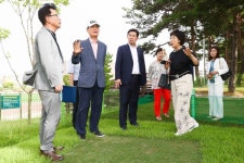 이상일 용인특례시장, 올해만 26개, 맨발길 더 많이 만들 것...죽전1·2동 주민들과 소통