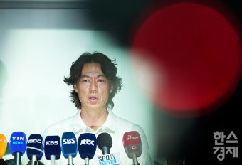 [포토] 축구팬 비판 속 출국하는 홍명보 축구대표팀 감독