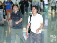 [포토] 축구팬 비판 속 출국하는 홍명보 축구대표팀 감독