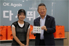 오사카 금강학교 학생 만난 최윤 OK금융 회장 함박웃음