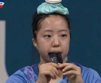 주먹밥 인증샷에 바나나 오물오물… 신유빈 '먹방'에 