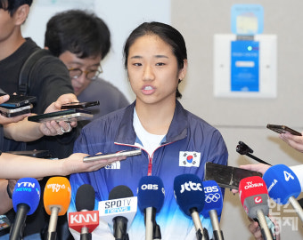 [포토] 배드민턴 안세영...논란 속  '금의환향'