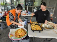 평택시 팽성읍 자원봉사나눔센터, 주한미군과 함께 추석 맞이 전통음식 나눔 봉사 실시