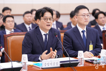 [포토] 법사위 국정감사, 귀엣말 듣는 이창수 서울중앙지검장