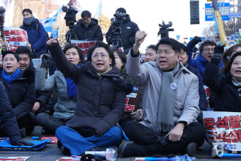 [포토] 윤석열 탄핵안 표결일... 국회 앞 인산인해 '질서 있는 시위 중'