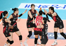 여자배구 정관장, '정규 1위' 흥국생명 12연승 저지… 3-2 역전승