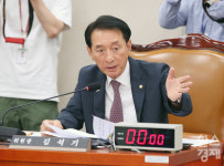 국회 외통위...찰스 랭글 전 미국 하원 의원 추모 결의안 가결