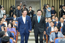 당대표 출마한 박찬대·정청래 손 맞잡고 입장