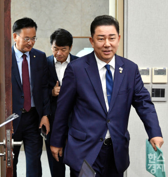 국회 운영위원회...악수하는 김병기·송언석