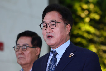 우원식 의장, 김정은 위원장과 열병식 참관前 악수
