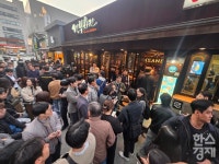 [포토]  젠슨 황-이재용-정의선 치맥 회동 소식에 치킨집 북새통