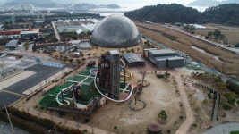 올라가는 순간이 관광… 거제식물원 전망 승강기 화제