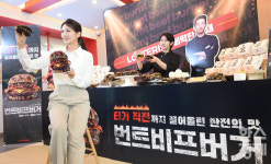 롯데리아, 삐딱한 천재와 함께 번트 비프버거 출시 눈길