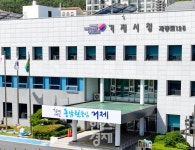 한화오션·거제시, 구조라해수욕장 쓰레기 대 청소