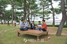 소나무숲 쉼터 야외평상에서
