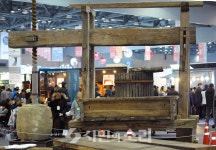 2019 코리아빌드, 케이엠글로비스 거대한 와인프레스 전시