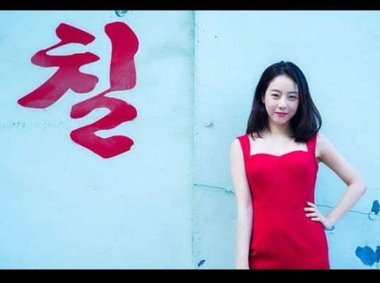 '뇌섹녀' 배우 이시원, 강렬한 빨간드레스가 인상적인 사진 화제...이시원의 나이는? | 포토뉴스