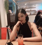 나다, 홀터넥으로 뽐낸 시원한 어깨선과 매혹적인 눈빛