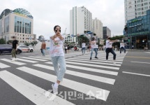[포토] 수원발레축제 영화 007 퍼포먼스 재밌어요 (발레 IN 횡단보도)