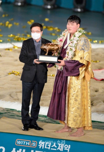 [포토] 최성민, '백두장사 등극' 통산 두번째   (위더스제약 2022 설날장사씨름대회)