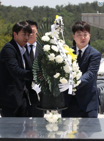 이준석, 5·18묘지 헌화 