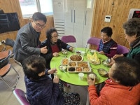 고기 반찬에 웃음꽃… 강진 칠량면 경로당 공동급식 인기