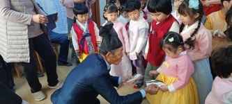 무안 청계면 경로당에 울려 퍼진 아이들 웃음…설 맞아 세대공감 교류