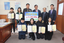 울산 농소농협, 초등학교 졸업생 6명에 장학금 전달