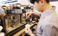 [주목] 카멜레존 트렌드에 카페로 변신한 편의점