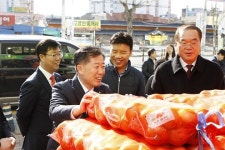 농협경북본부, 설맞이 농축산물 직거래 장터 열어