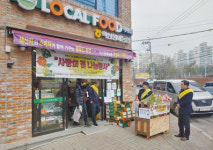 익산원협, 하나로마트 고객에 사랑의 꽃 나눔