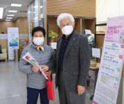 화훼농가 돕기 앞장…고객에 장미꽃 나눠주기 행사