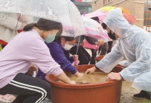 고산농협, 초등생 대상 움직이는 논·밭 학교 모내기 체험 행사 개최