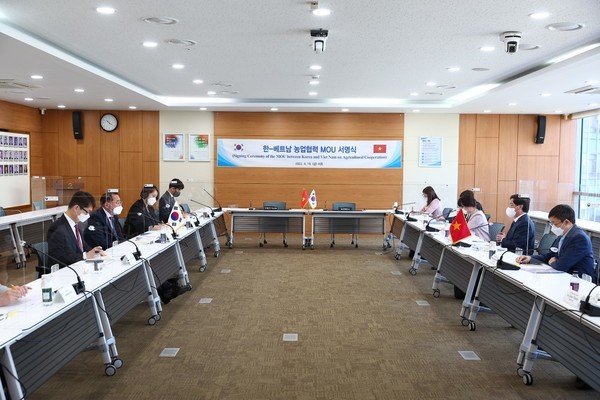한-베트남, 전략적 소통과 협력 강화...교역 규모 1500억 달러로 확대 협의