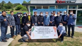 여수축협, 고령 조합원 보행보조차 증정