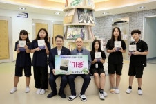 동광양농협, 광양골약중학교 교직원과 전교생 70명에게 책 전달