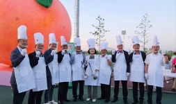 [포토]조치원 복숭아 축제 현장, 복숭아 화채 나눔 행사 중인 관내 농협조합장들