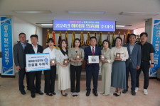 서영암농협, NH농협손해보험 4연패 기념 동판과 헤아림 인증직원 5명 인증패 전달
