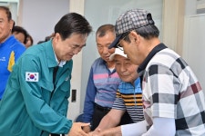 김태흠 충남지사, 홍성·공주 경로당 무더위쉼터 찾아 노인 건강 점검
