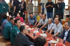 김태흠 충남지사, 홍성·공주 경로당 무더위쉼터 찾아 노인 건강 점검