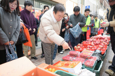 최민호 세종시장, 대평시장 찾아 상인과 소통… 민생 현장 점검