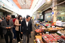 백성현 논산시장, 전통시장 장보기로 지역경제 온기 더해