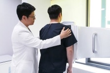 굽은 어깨 방치하면 어깨뼈 변형... 도수치료 도움 [이광은 대표원장 칼럼]