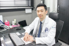 하루 종일 앉아있는 직장인, 허리디스크의 위험에서 안전할 수 없다? [김태현 원장 칼럼]