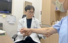 팔꿈치 통증이 느껴진다면 테니스엘보 의심 해 봐야 [윤종원 원장 칼럼]