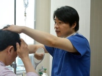 헤어라인 교정 왜, 누가 모발이식 하는 것일까 [나용필 원장 칼럼]