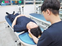 신체 불균형, 각종 디스크 발병 가능성 높여…도수치료로 교정 [윤종원 원장 칼럼]