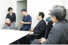 난청인과 가족 모두의 건강을 위한 필수품 보청기 [김성근 원장 칼럼]