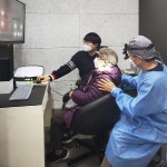 뇌의 수축, 보청기로 막는다 [김성근 원장 칼럼]