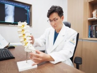 걸을수록 힘들어요, 극심한 허리 통증 척추관협착증 증상은? [이정섭 원장 칼럼]